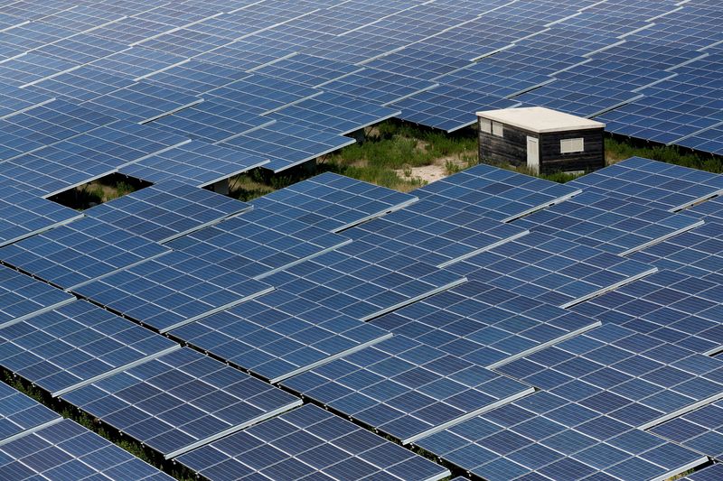 &copy; Reuters. FOTO DE ARCHIVO: Paneles solares para producir energía renovable en el parque fotovoltaico Urbasolar en Gardanne, Francia, 25 de junio de 2018.    REUTERS/Jean-Paul Pelissier/Foto de archivo