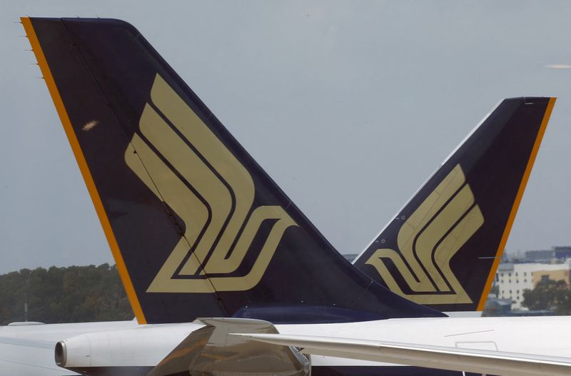 &copy; Reuters. FILE PHOTO: Singapore Airlines (SIA) planes sit on the tarmac in Singapore's Changi Airport March 3, 2016. REUTERS/Edgar Su/File Photo
