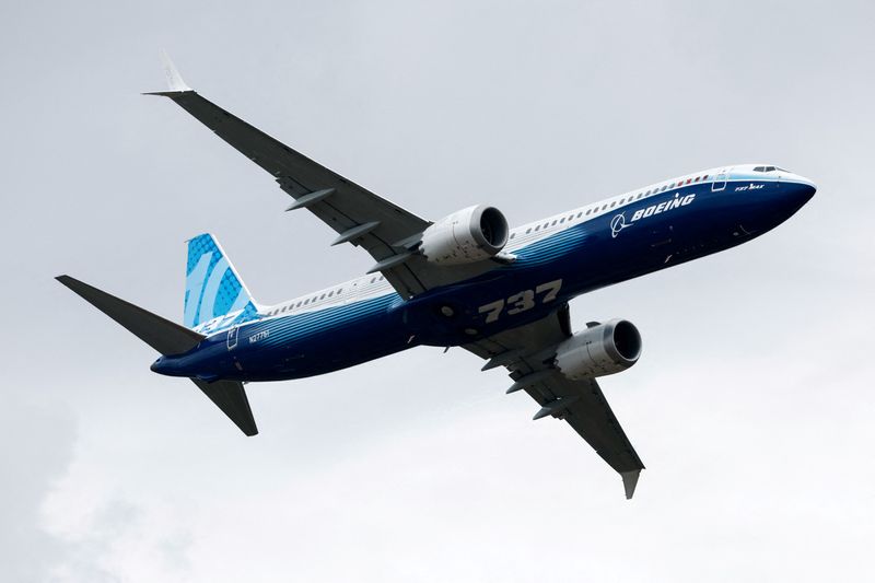 &copy; Reuters. Un Boeing 737 MAX-10 survole l'aéroport du Bourget, en région parisienne, lors du Salon de l'Aviation 2023. /Photo prise le 20 juin 2023/REUTERS/Benoit Tessier