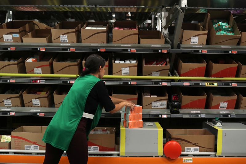 © Reuters. Trabalhadora manuseia produtos cosméticos no centro de distribuição em São Paulo
19/12/2019
REUTERS/Amanda Perobelli