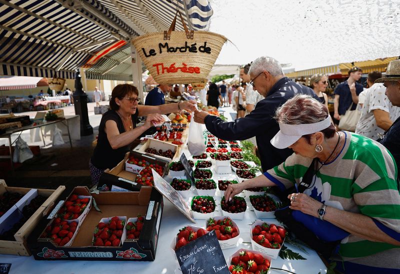 &copy; Reuters. Les acheteurs à Nice. /Photo prise le 8 juin 2023 à Nice, en France/REUTERS/Eric Gaillard