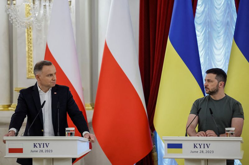 © Reuters. الرئيس البولندي أندريه دودا  خلال مؤتمر صحفي مع نظيره الأوكراني فولوديمير زيلينسكي في كييف يوم الأربعاء. تصوير: ألينا سموتكو - رويترز.