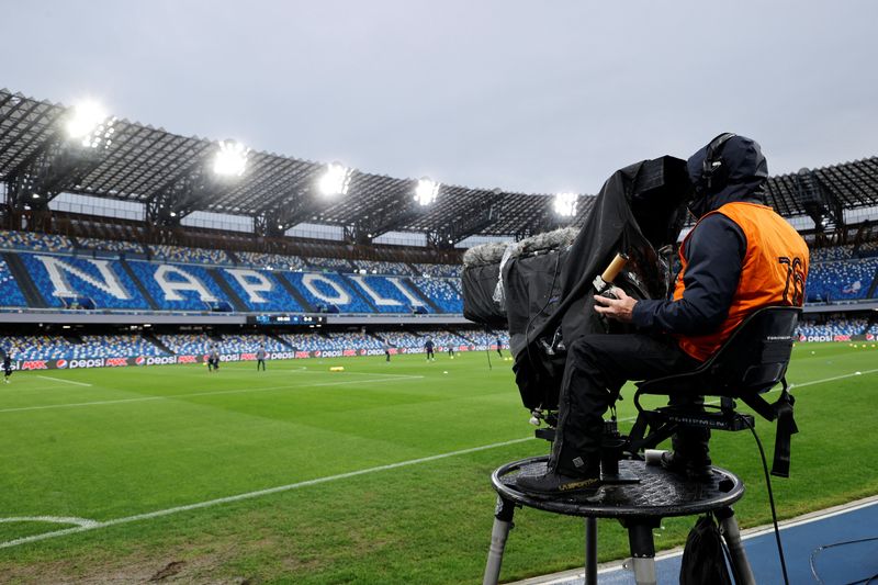 &copy; Reuters. منظر عام لمشغل كاميرا تلفزيونية داخل الملعب قبل مباراة ضمن مباريات الدوري الإيطالي لكرة القدم في صورة من أرشيف رويترز.
