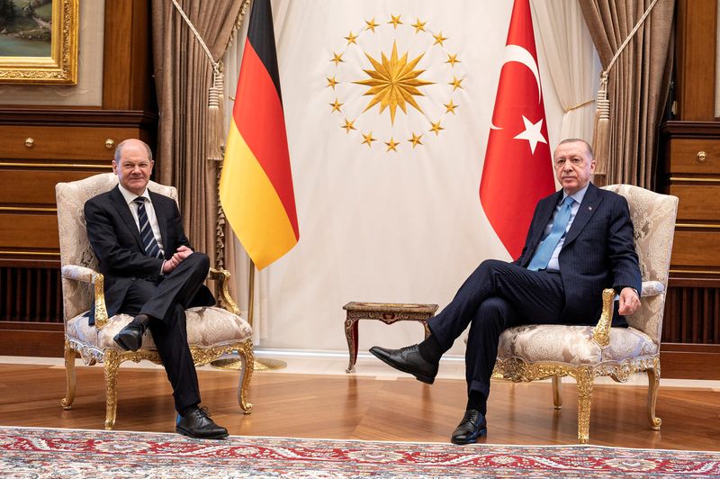 &copy; Reuters. الرئيس التركي رجب طيب أردوغان خلال اجتماع مع المستشار الألماني أولاف شولتس في أنقرة في صورة من أرشيف رويترز.