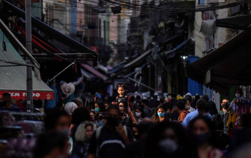 &copy; Reuters. FILE PHOTO: People walk at a popular shopping street in Rio de Janeiro, Brazil June 29, 2020. REUTERS/Lucas Landau/File Photo