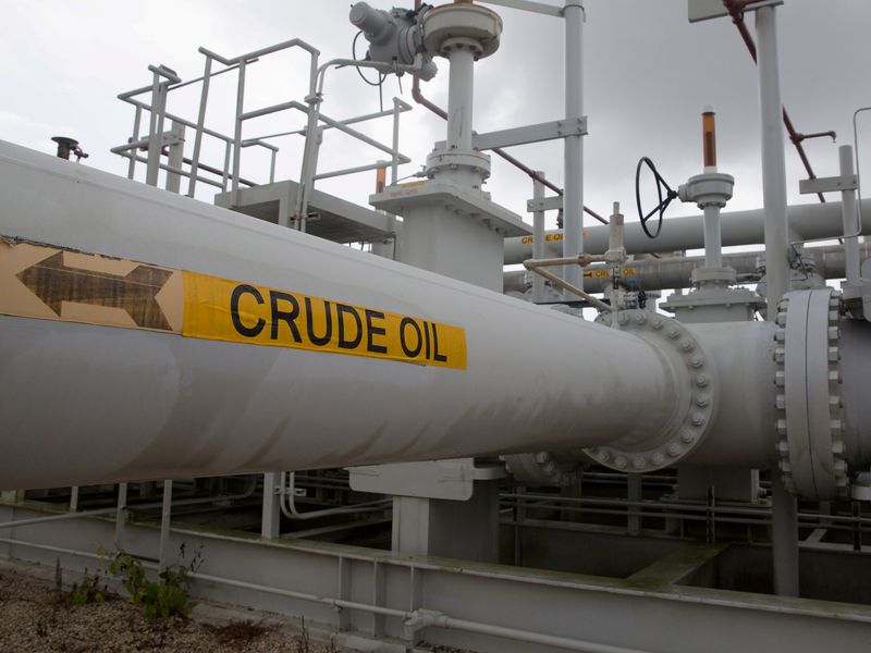 &copy; Reuters. أنابيب النفط الخام داخل منشأة تابعة للاحتياطي النفطي في فريبورت بولاية تكساس الأمريكية. صورة من أرشيف رويترز 
