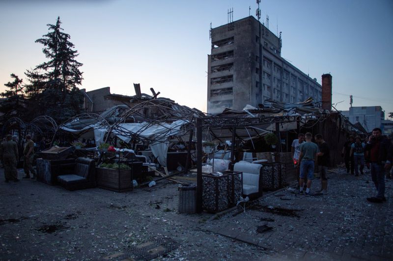 &copy; Reuters. مطعم لحقت به أضرار جسيمة جراء ضربة روسية في كراماتورسك بوسط منطقة دونيتسك يوم الثلاثاء. تصوير: أولكساندر راتوشنياك - رويترز 