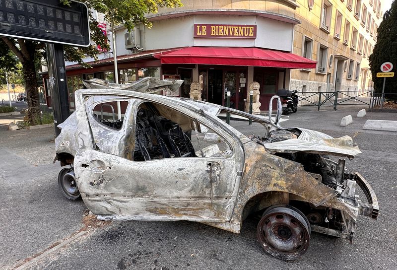 &copy; Reuters. Carro queimado durante protestos em subúrbio de Paris após morte de adolescente pela polícia
28/06/2023
REUTERS/Antony Paone