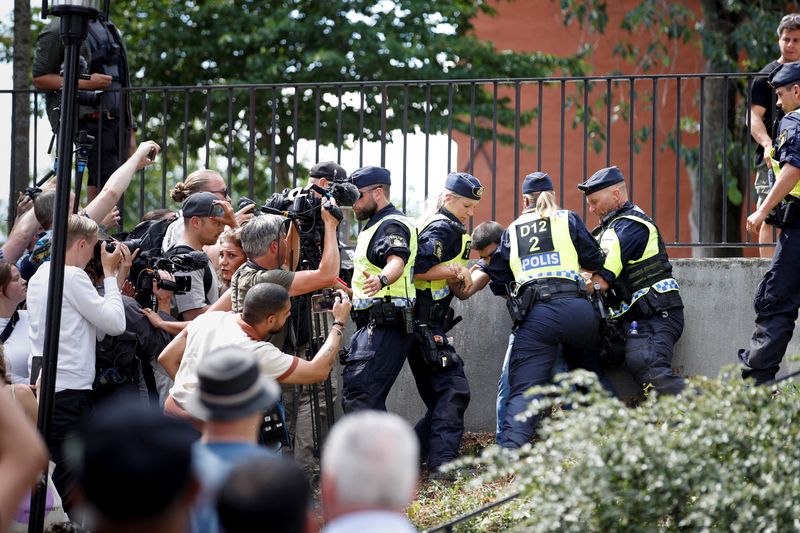 &copy; Reuters. Policiais suecos interrompem protesto em que manifestantes queimaram Alcorão, em Estocolmo, Suécia
28/06/2023
TT News Agency/Caisa Rasmussen