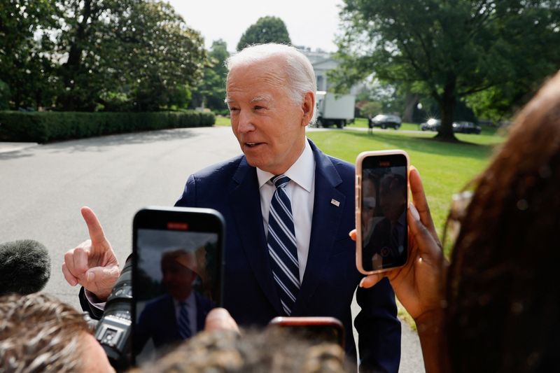 © Reuters. U.S. President Joe Biden speaks to members of the media as he departs for travel to Chicago from the White House in Washington, U.S. June 28, 2023. REUTERS/Jonathan Ernst