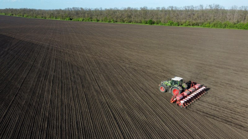 &copy; Reuters. FILE PHOTO: An aerial view shows a tractor sowing corn seeds in a field near the village of Chaltyr in the Rostov region, Russia, May 5, 2023. REUTERS/Sergey Pivovarov