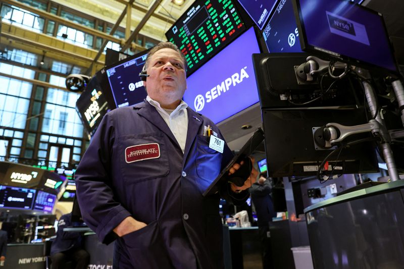 &copy; Reuters. Operadores trabajan en el parqué de la Bolsa de Nueva York (NYSE) en Nueva York, Estados Unidos. 27 de junio de 2023.  REUTERS/Brendan McDermid