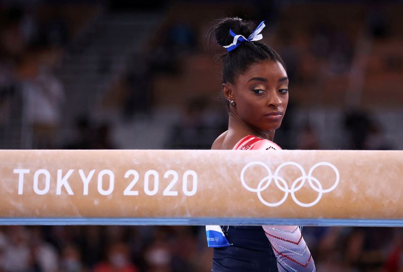 &copy; Reuters. FILE PHOTO: Tokyo 2020 Olympics - Gymnastics - Artistic - Women's Beam - Final - Ariake Gymnastics Centre, Tokyo, Japan - August 3, 2021. Simone Biles of the United States before competing REUTERS/Mike Blake/