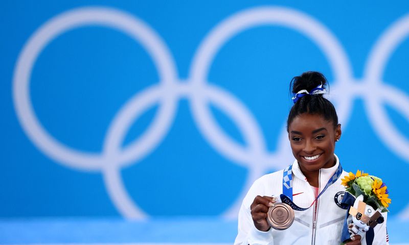 &copy; Reuters. Ago 3, 2021.  Foto del martes de Simone Biles con la medalla de bronce en la prueba de barra de equilibrio. 
REUTERS/Lindsey Wasson