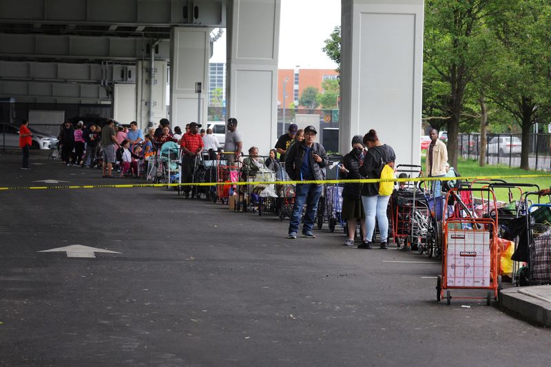 &copy; Reuters. FILE PHOTO: Residents wait in line for free groceries from the twice-per-week food pantry run by La Colaborativa, a Latina-led organization founded in 1988 to serve immigrant communities around Boston, in Chelsea, Massachusetts, U.S., June 23, 2023. REUTE