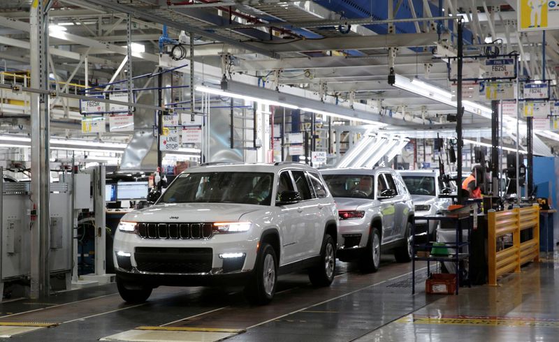 © Reuters. FILE PHOTO: 2021 Jeep Grand Cherokee L vehicles are seen on the final line at the Detroit Assembly Complex - Mack Plant in Detroit, Michigan, U.S., June 10, 2021. Picture taken June 10, 2021. REUTERS/Rebecca Cook/File Photo