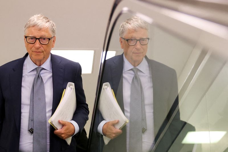 &copy; Reuters. FOTO DE ARCHIVO. El fundador de Microsoft, Bill Gates, sube las escaleras mecánicas del Capitolio en Washington. Marzo, 2023. REUTERS/Julia Nikhinson    