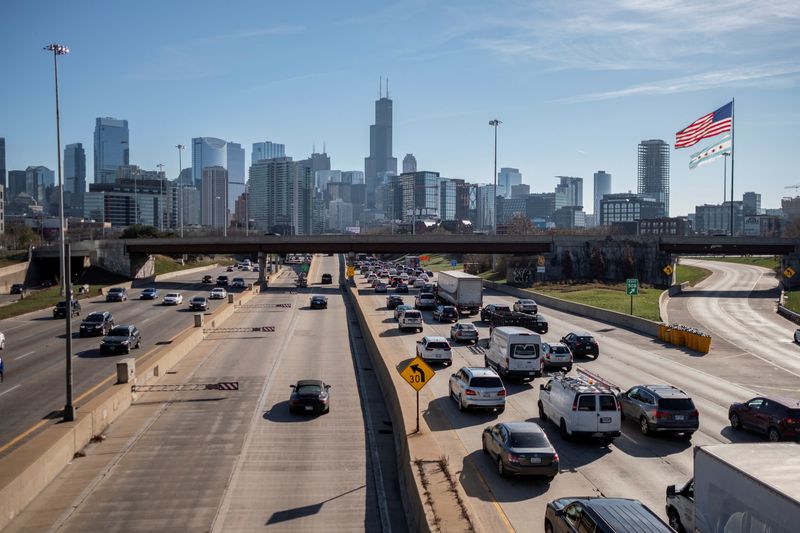 &copy; Reuters. FILE PHOTO: Travelers commute on the I-90 highway ahead of the Thanksgiving holiday in Chicago, Illinois, U.S. November 22, 2022. REUTERS/Jim Vondruska/File Photo