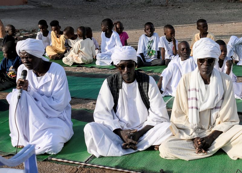 © Reuters. Sudanese men attend Eid al-Adha prayer following the crisis in Sudan's capital Khartoum, in the Sudanese state of al-Qadarif, Sudan, June 28, 2023. REUTERS/Ibrahim Mohammed Ishak NO RESALES. NO ARCHIVES