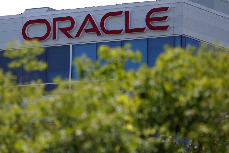 &copy; Reuters. FILE PHOTO: A sign marks a building housing Oracle offices in Burlington, Massachusetts, U.S., June 21, 2017.   REUTERS/Brian Snyder/File Photo