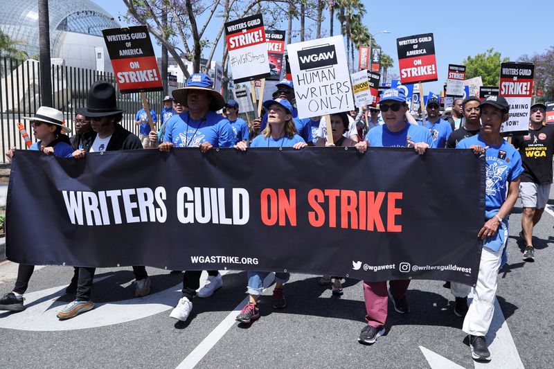 &copy; Reuters. Pessoas participam de protesto dos roteiristas de Hollywood, o Writers Guild of America (WGA)
21/06/2023
REUTERS/Mike Blake/File Photo