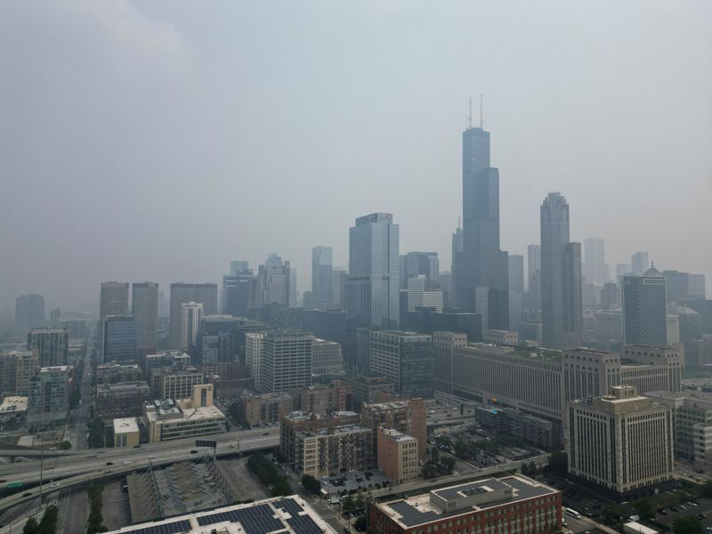 © Reuters. Haze caused by wildfires in Canada hangs over Chicago, Illinois, U.S., June 27, 2023. REUTERS/Eric Cox/File Photo