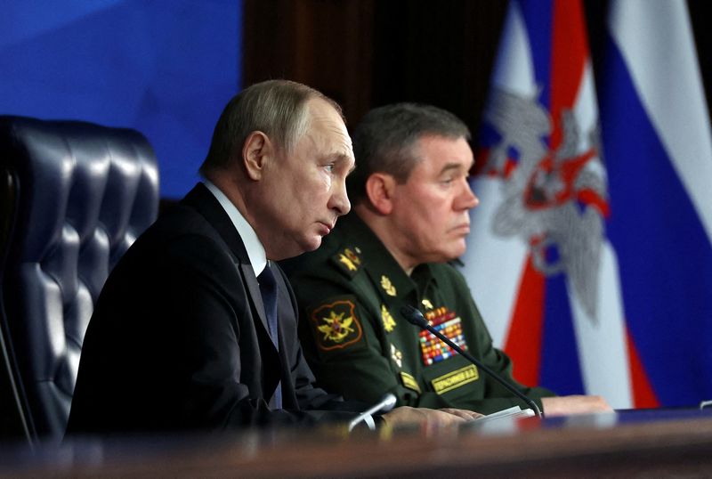 © Reuters. FILE PHOTO: Russian President Vladimir Putin and Chief of the General Staff of Russian Armed Forces Valery Gerasimov attend an annual meeting of the Defence Ministry Board in Moscow, Russia, December 21, 2022. Sputnik/Mikhail Kuravlev/Kremlin via REUTERS/File Photo