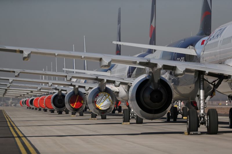 &copy; Reuters. FOTO DE ARCHIVO. Aviones de pasajeros de LATAM Airlines en el aeropuerto de Santiago, Chile. Mayo, 2020. REUTERS/Ivan Alvarado