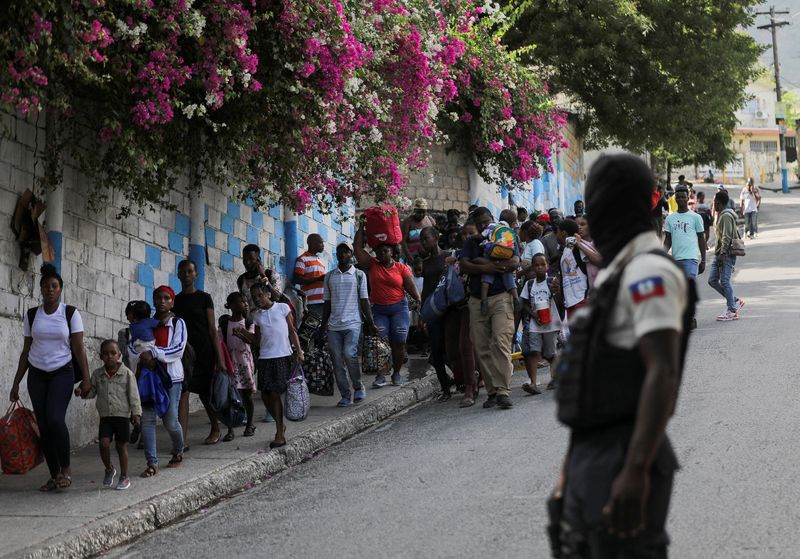 © Reuters. FILE PHOTO: People carry their belongings while fleeing their homes and neighbourhood due to clashes between gangs, in Port-au-Prince, Haiti April 24, 2023. REUTERS/Ralph Tedy Erol/File Photo