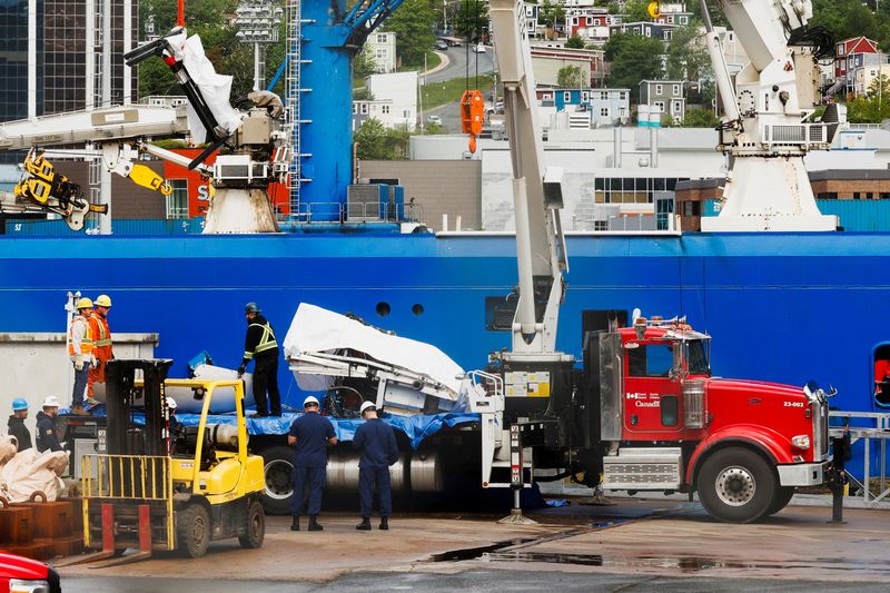 &copy; Reuters. السفينة هورايزون أركتيك تنقل ما يعتقد أنه بقايا بشرية وحطام الغواصة تيتان، التي انفجرت أثناء رحلتها لاستكشاف حطام السفينة تيتانيك، في سان 