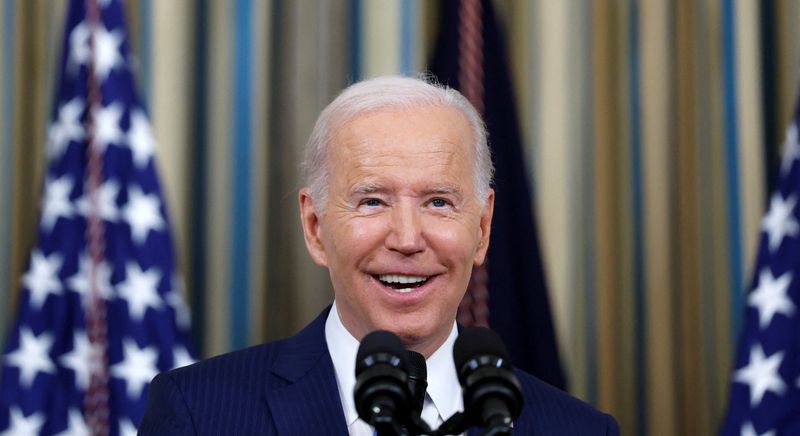 &copy; Reuters. 　６月２９日、バイデン米大統領（写真）は日米韓首脳会談のために、岸田文雄首相と韓国の尹錫悦大統領を今夏にそろって米国を訪れるよう招待した。写真はワシントンで昨年１１月撮影