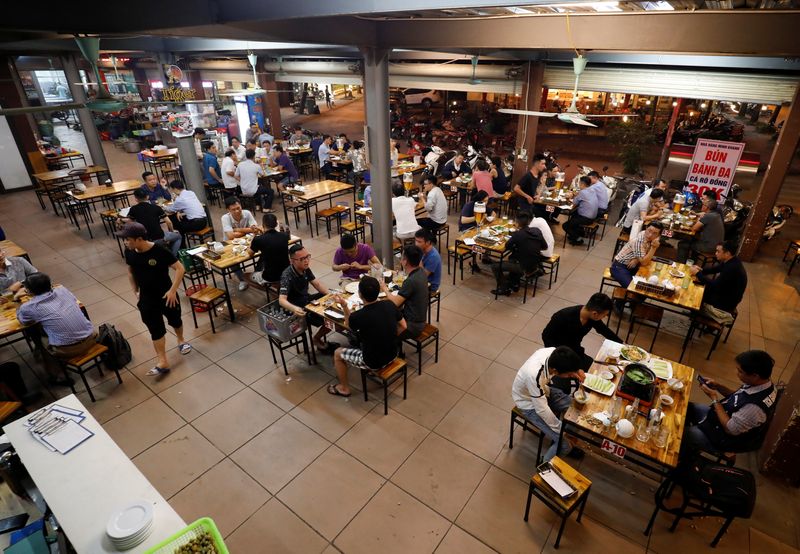 &copy; Reuters. Customers gather at a restaurant after the govenment eased nationawide lockdown during the coronavirus disease (COVID-19) outbreak in Hanoi, Vietnam April 29, 2020. REUTERS/Kham