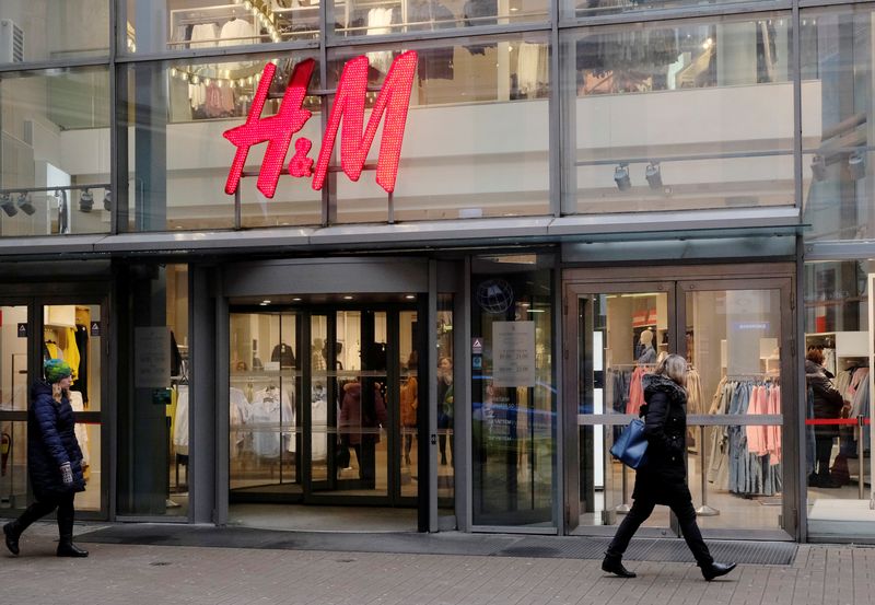 &copy; Reuters. People walk past H&M shop in Riga, Latvia January 30, 2020. REUTERS/Ints Kalnins