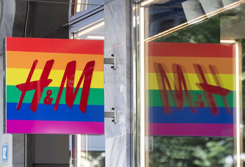 &copy; Reuters. FILE PHOTO: A rainbow-colored logo of H&M is seen at a store in Zurich, Switzerland August 8, 2022. REUTERS/Arnd Wiegmann/File Photo