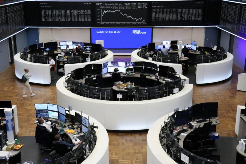 &copy; Reuters. FOTO DE ARCHIVO: El gráfico de cotización del índice bursátil alemán DAX en una pantalla en el interior de la Bolsa de Fráncfort, Alemania, el 21 de junio de 2023. REUTERS/Personal