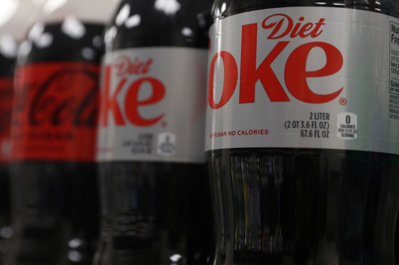&copy; Reuters. زجاجات من مشروب كوكاكولا دايت وكوكاكولا يتم بيعهما في متجر بنيويورك يوم الأربعاء. تصوير: شانون ستيبلتون - رويترز.