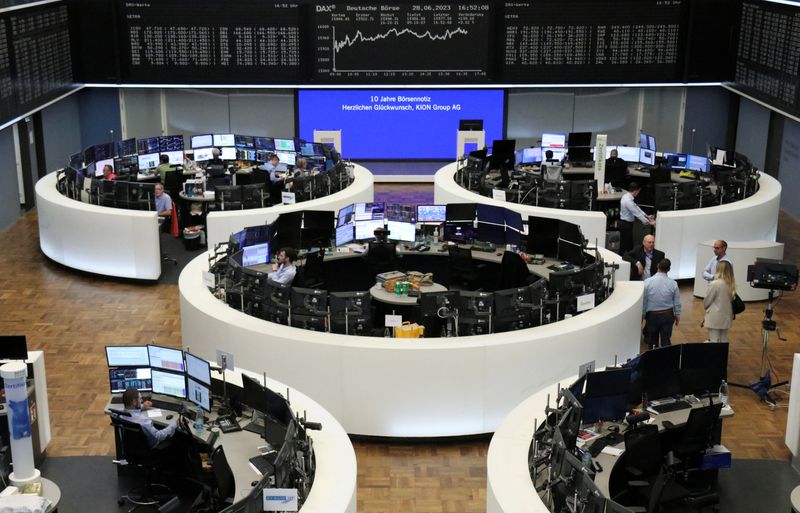 &copy; Reuters. شاشات تعرض بيانات مؤشر داكس الألماني في بورصة فرانكفورت يوم الأربعاء. تصوير: رويترز.