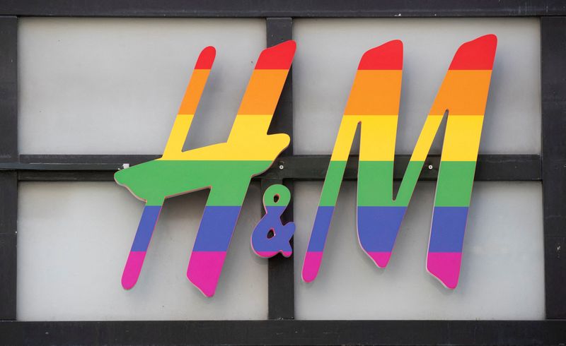 &copy; Reuters. Photo d'archives: Le logo H&M aux couleurs de l'arc-en-ciel est visible dans un magasin de Zurich, en Suisse. /Photo prise le 8 août 2022/REUTERS/Arnd Wiegmann