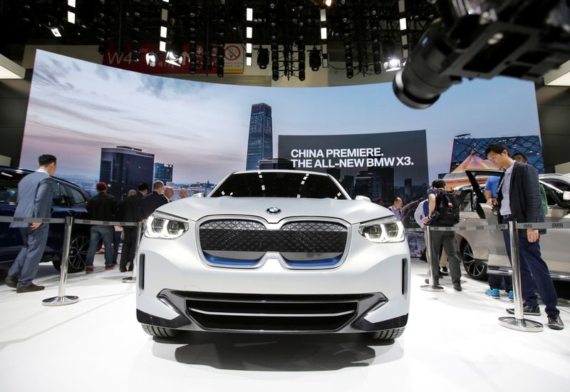 © Reuters. FILE PHOTO: A BMW iX3 electric concept car is displayed during a media preview at the Auto China 2018 motor show in Beijing, China April 25, 2018. REUTERS/Jason Lee/File Photo
