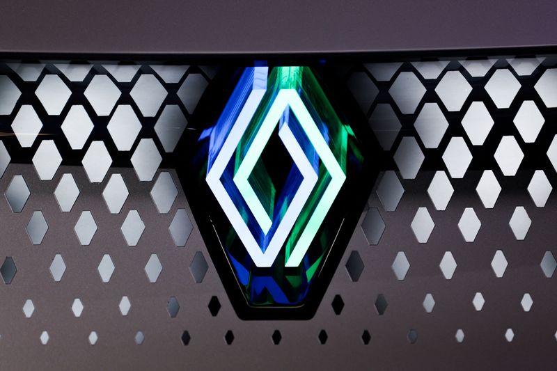 &copy; Reuters. Il logo Renault presso la conferenza Viva Technology a Parigi. REUTERS/Gonzalo Fuentes
