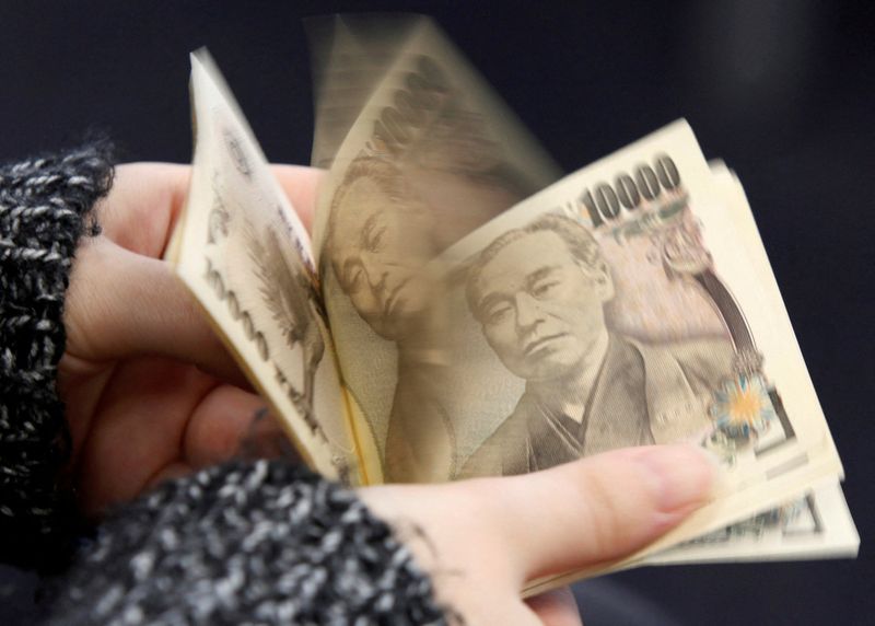 © Reuters. FILE PHOTO: A woman counts Japanese 10,000 yen notes in Tokyo, in this February 28, 2013 picture illustration.  REUTERS/Shohei Miyano/Illustration/File Photo/File Photo