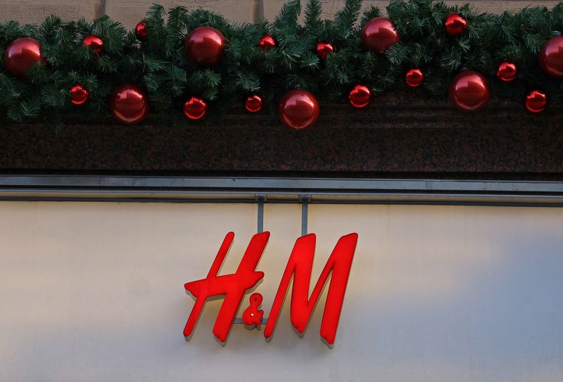 &copy; Reuters. Il logo di H&M presso un negozio a Mosca. REUTERS/Evgenia Novozhenina