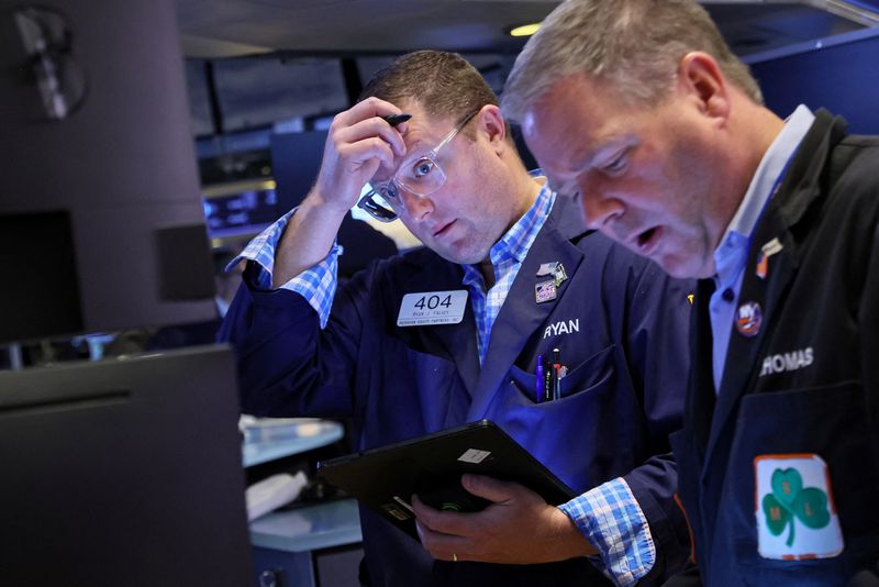 &copy; Reuters. FILE PHOTO: Traders work on the floor of the New York Stock Exchange (NYSE) in New York City, U.S., June 22, 2023.  REUTERS/Brendan McDermid