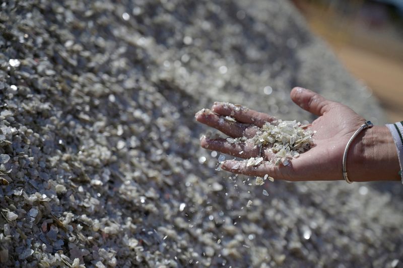 &copy; Reuters. Photo d'archives: Un travailleur de Sigma Lithium Corp SGML.V prélève des échantillons à la mine Grota do Cirilo à Itinga, dans l'État de Minas Gerais, au Brésil. /Photo prise le 18 avril 2023/REUTERS/Washington Alves