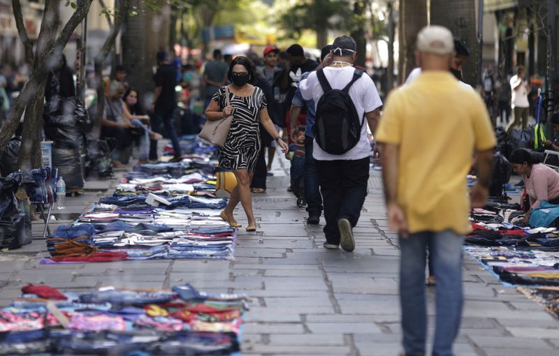 &copy; Reuters. FILE PHOTO: People walk between street vendors selling their goods in Rio de Janeiro's downtown, Brazil September 1, 2020. REUTERS/Ricardo Moraes/File Photo