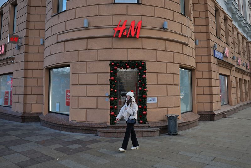 &copy; Reuters. FILE PHOTO-A woman walks past an H&M store on the day it closes, as the fashion retailer exits the Russian market, in Moscow, Russia November 30, 2022. REUTERS/Evgenia Novozhenina