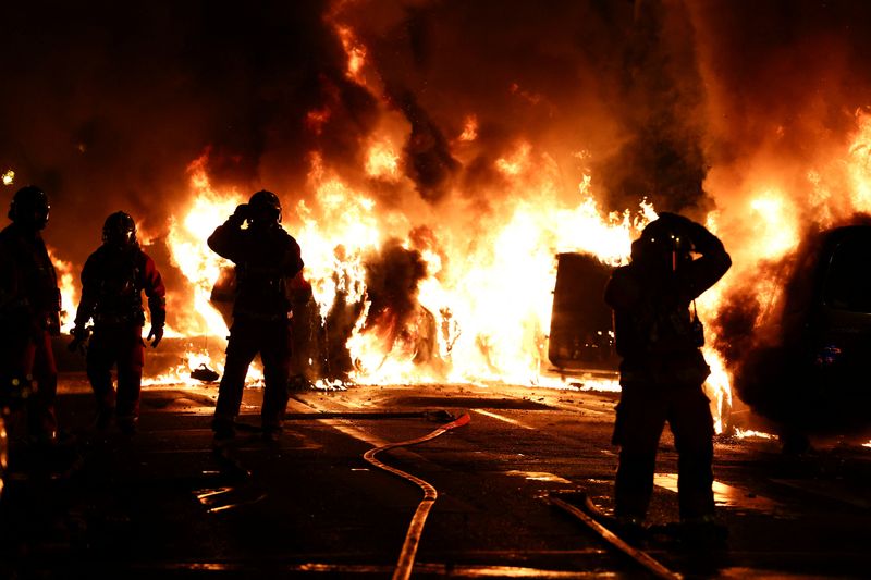 &copy; Reuters. Bombeiros trabalham em meio a carros incendiados durante confrontos entre manifestantes e policiais, em Paris, França
28/06/2023
REUTERS/Stephanie Lecocq