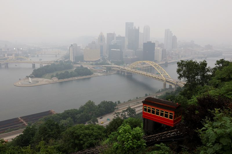&copy; Reuters. Pittsburgh's Duquesne Incline ascends Mount Washington as smoke, from Canadian wildfires, hanging over the U.S. Midwest and parts of the East Coast create hazy skies, in Pittsburgh, Pennsylvania, U.S. June 28, 2023.  REUTERS/Quinn Glabicki