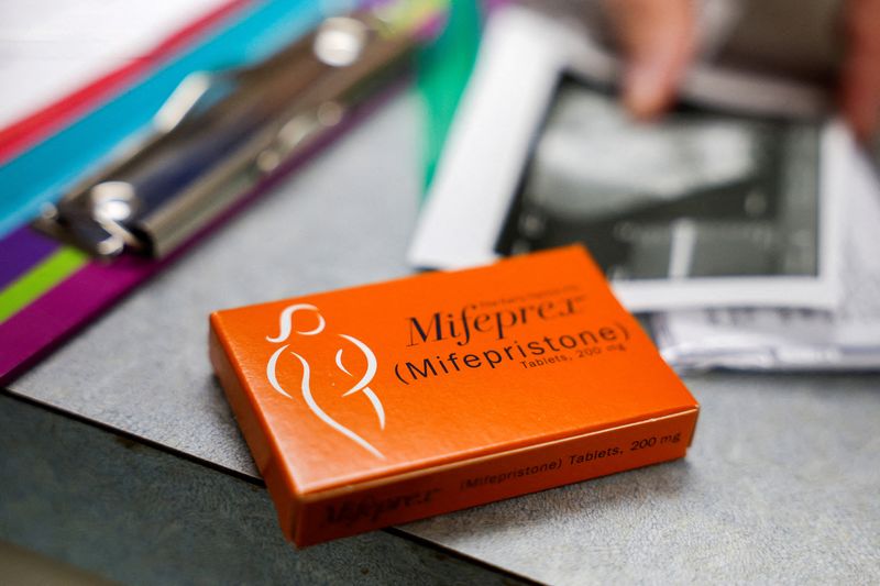 &copy; Reuters. FOTO DE ARCHIVO: Una caja de mifepristona, el primer medicamento de un aborto médico, en la clínica Alamo Women en Carbondale, Illinois, Estados Unidos, 20 de abril de 2023. REUTERS/Evelyn Hockstein/Foto de archivo