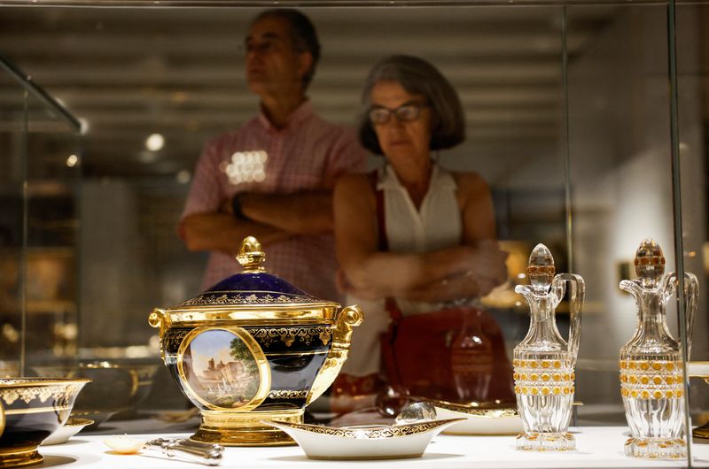&copy; Reuters. Visitantes observan la vajilla de paisajes en la Galería de Colecciones Reales de Madrid, España. 29 de junio de 2023. REUTERS/Juan Medina